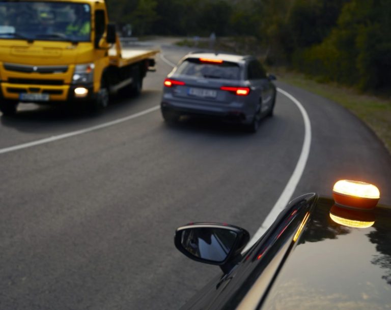 ¿Es obligatorio el uso de la luz V-16? Por ahora no, pero a partir del 2026 será obligatorio este dispositivo de señalamiento